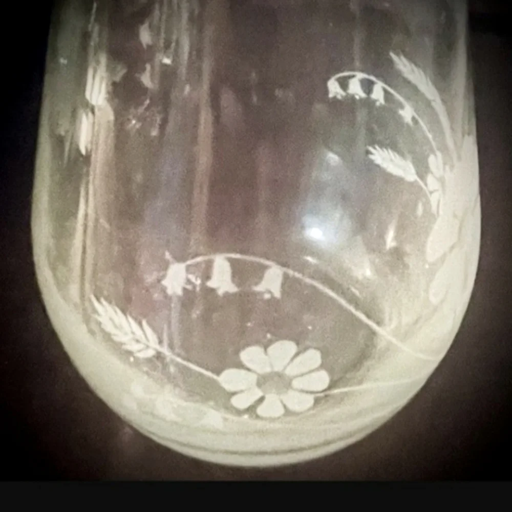 VINTAGE CRYSTAL GLASS, ETCHED FLORAL VASE. HIGHT: 8.5". - Picture 3 of 3